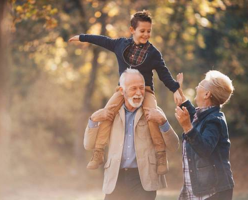 Grands parents avec son petit fils