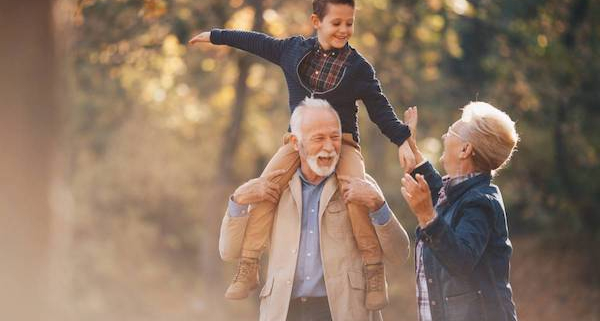 Grands parents avec son petit fils