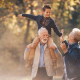 Grands parents avec son petit fils